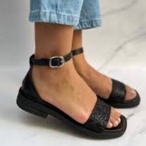 GBG Los Angeles Women's Black Medium Platform Sandals